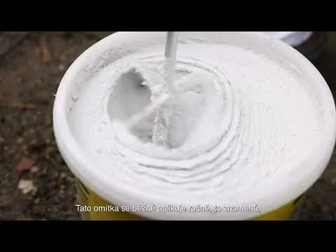 Bílá stříkaná omítka se aplikuje na povrch pomocí speciálního nástroje.