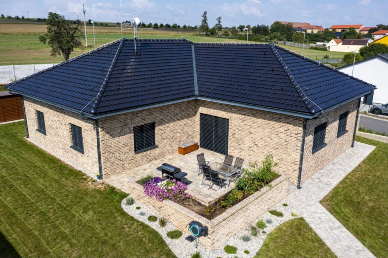 Modern dům s fotovoltaickou střechou Bobrovka na venkově.