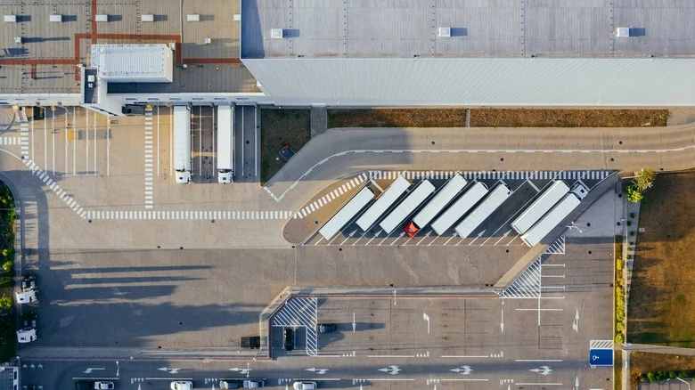 Vzdušný pohled na logistické centrum s nákladními auty.
