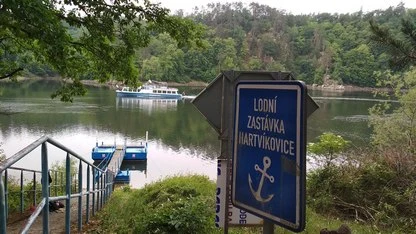 Modlá s lodním přístavem v Hartvívovicích u jezera.