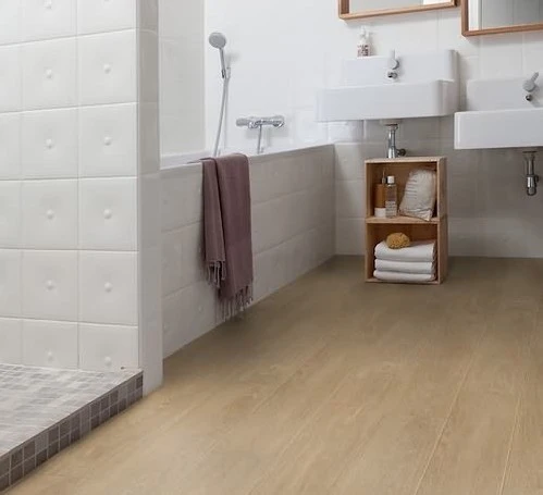 Moderní koupelna s dřevěnou podlahou - ukázka výbavy pro článek o linoleu.