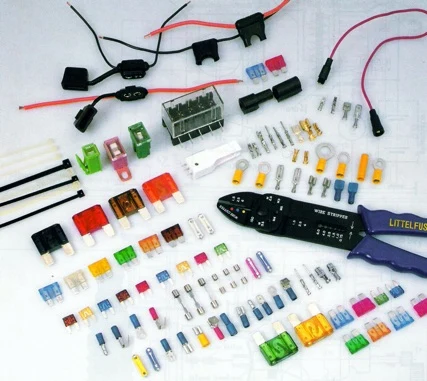 Sada elektrických součástek pro instalace včetně pojistek a nástrojů.