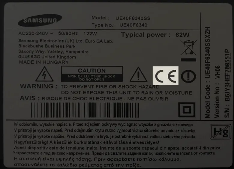 Štítek s technickými údaji a legislativními označeními na spotřebiči Samsung.