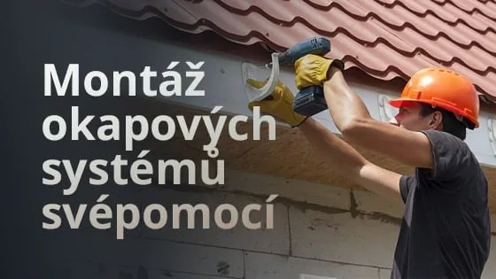 Muž montuje okapový systém na střechu pomocí vrtáku.