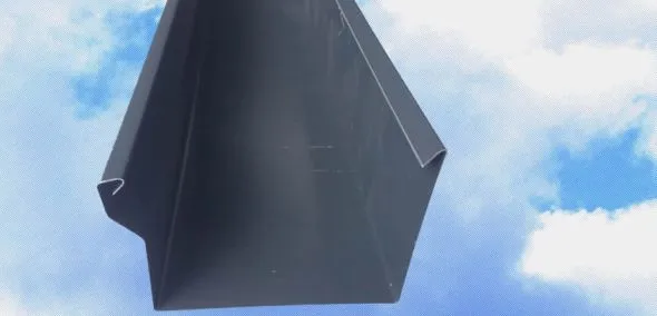 Hranatý podokapní žlab na střechu s okapy.