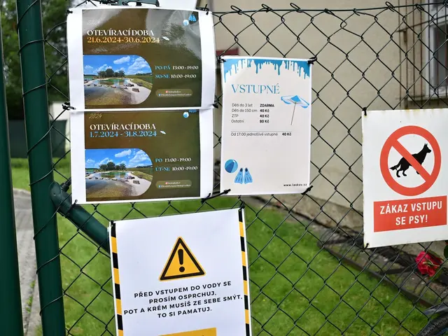 Tabule s otevírací dobou a pravidly pro koupaliště ve Vrahovicích.