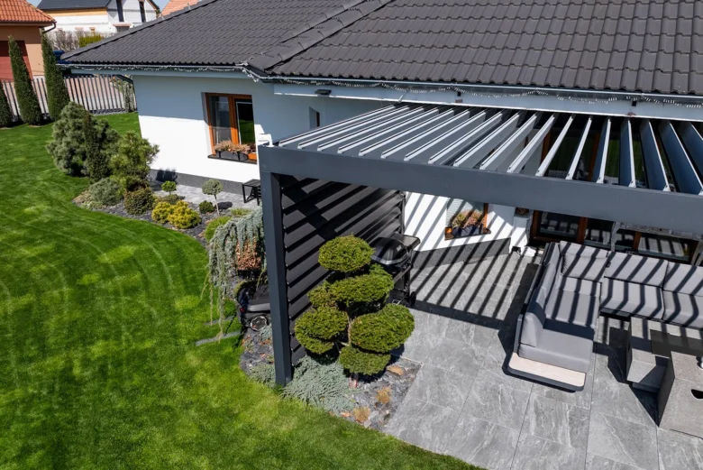 Moderní domovní pergola s venkovním posezením na zahradě.