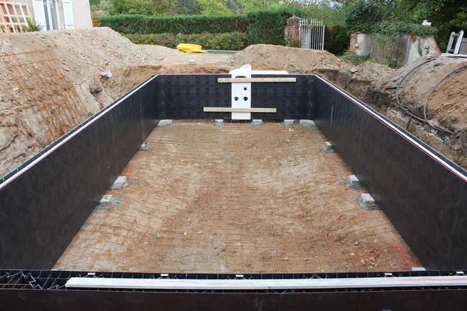 Stavba bazénu s instalací hydroizolace před betonováním.