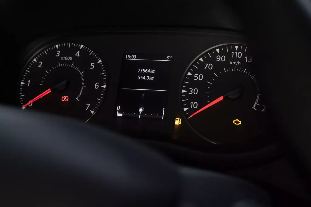 Výstražné lampy v autě včetně kontrolky EPC na přístrojové desce.