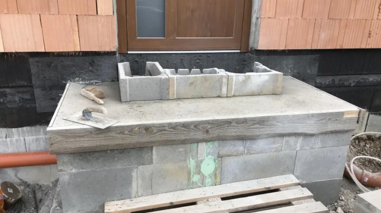 Konstrukce venkovních schodů z betonu pomocí bednění