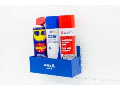 Modrá nástěnná skříňka s aerosoly pro dílnu.