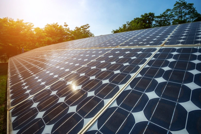 Fotovoltaické panely na slunci v přírodě