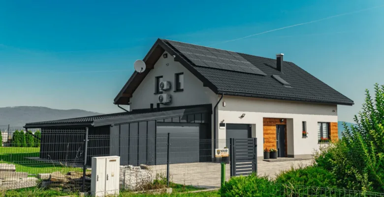 Moderní dům s fotovoltaickou střechou ukazuje výsledek montáže.
