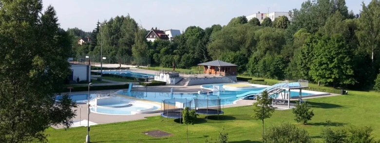 Venkovní plavecký bazén s více bazény v Havlíčkově Brodě.