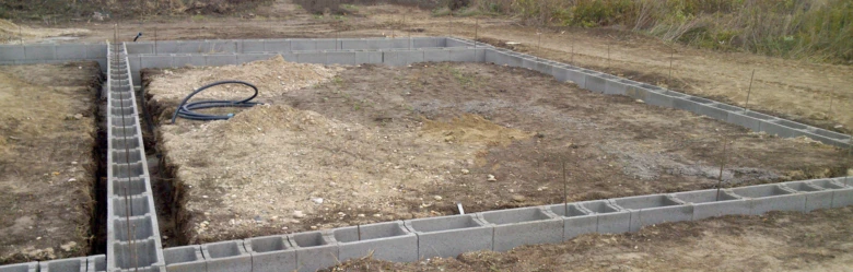 Základy domu z betonových bloků s vnitřním rozdělením.