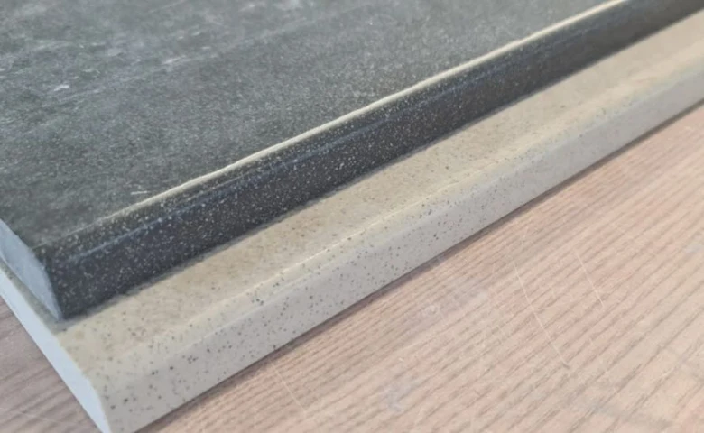 Detail ukončení dlažby s výškou soklu na dřevěné podlaze.