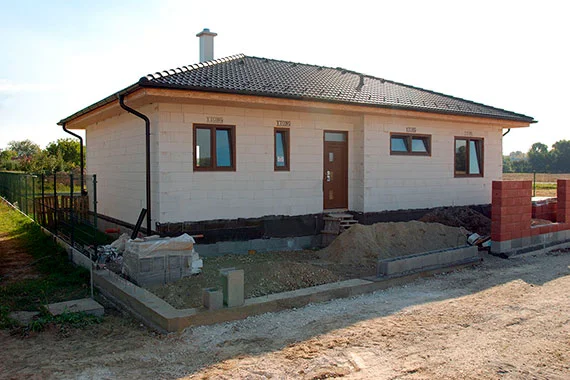 Rodinný dům ze zdiva z porobetonu na stavbě.