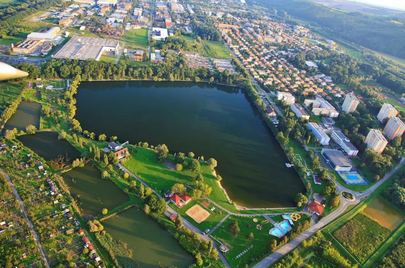 Letadlo zachycuje štěrkoviště v Otrokovici s koupališti.