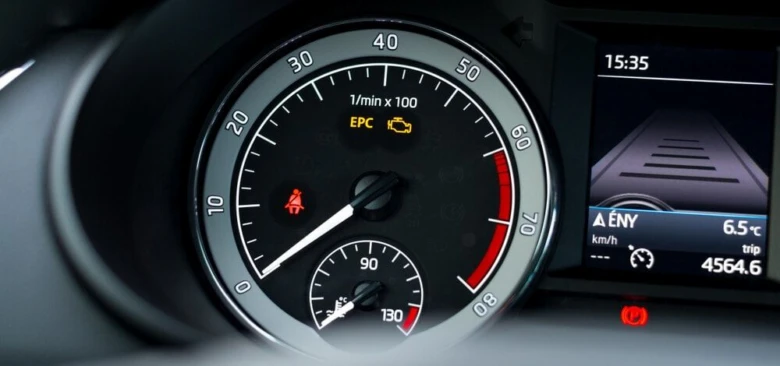 Výstražná kontrolka EPC na přístrojové desce automobilu