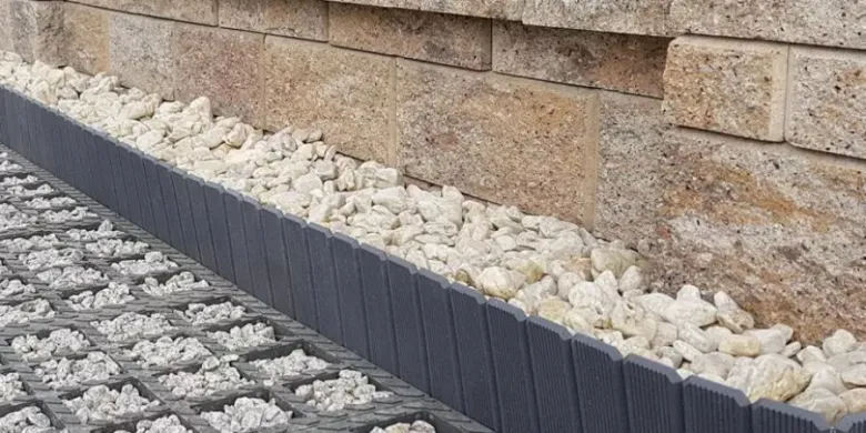 Základ opěrné zdi s odvodněním štěrku podél dlažby.
