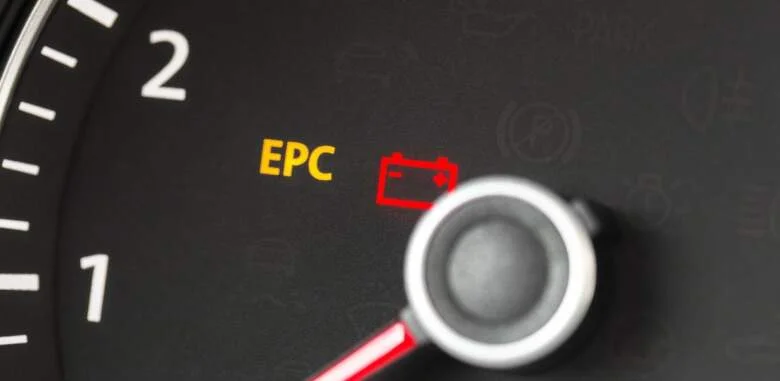 Zapnutá kontrolka EPC na přístrojové desce auta s baterií