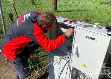 Elektroměrový rozvaděč s zapojením, který opravuje technik.