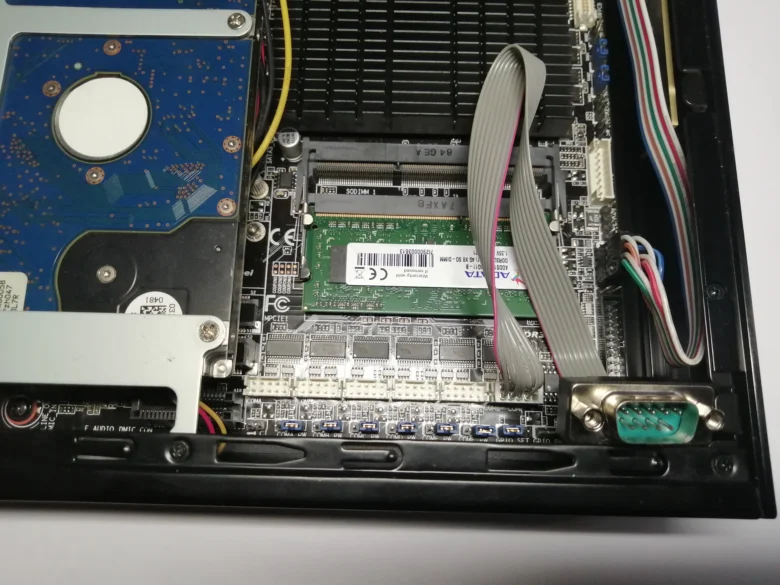 Vnitřní pohled na počítač s viditelnou sériovou linkou.