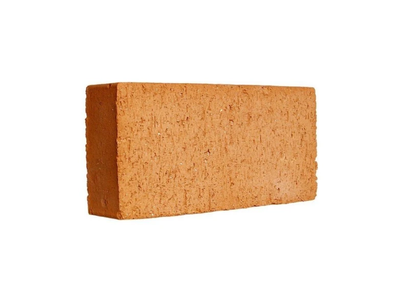 Palená cihla typického tvaru pro stavební účely.