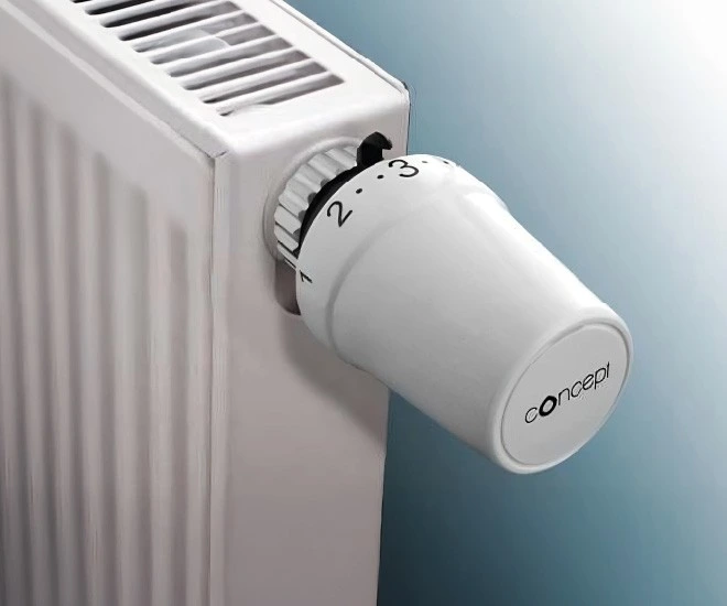 Bílá termostatová hlavice na topení s logem značky Concept.