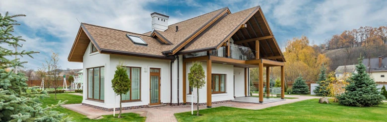 Moderní dům s komplexní konstrukcí střechy z dřevěných prvků.