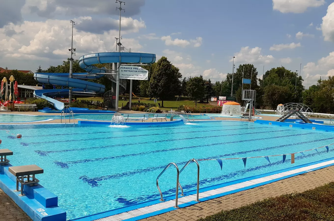 Venkovní plavecký bazén s vodními skluzavkami v Hustopečích