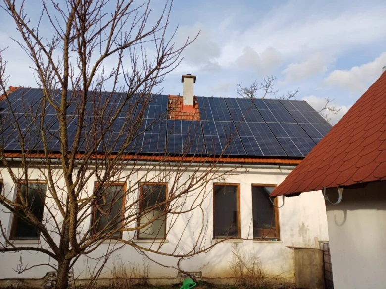 Fotovoltaické panely na střeše domu v Brně