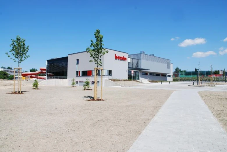 Moderní bazén v Rychnově nad Kněžnou s novou zahradní úpravou.