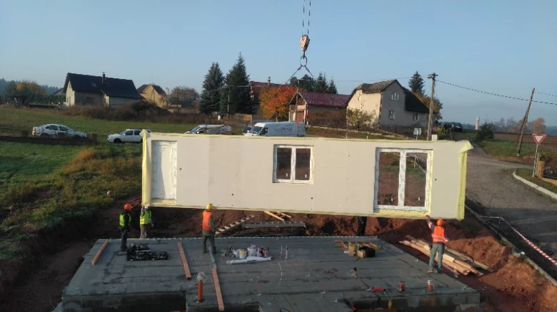 Montáž prefabrikovaného dřevostavby na klíč s pomocí jeřábu.