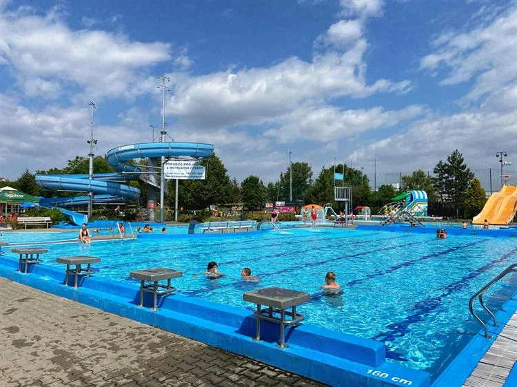 Venkovní bazén s vodními skluzavkami v aquaparku Hustopeče.