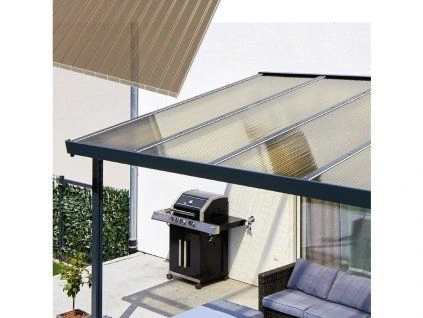 Pergola se skleněným stropem na zahradním grilu