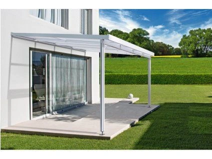 Moderní skleněná pergola připojená k bílému domu.