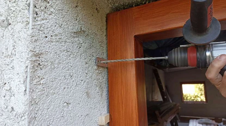 Montáž turbošroubu do zdi pomocí vrtáku.