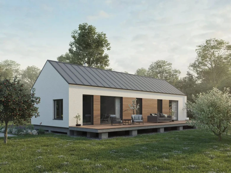 Moderní bílý bungalov s dřevěnou terasou v zeleném prostředí.