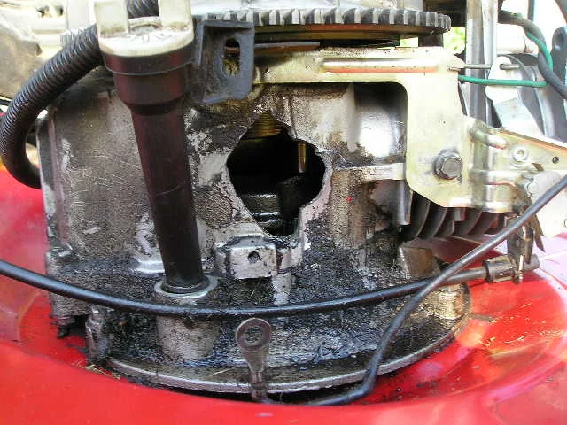 Poškozený válec motoru s viditelnými trhlinami po přehřátí.