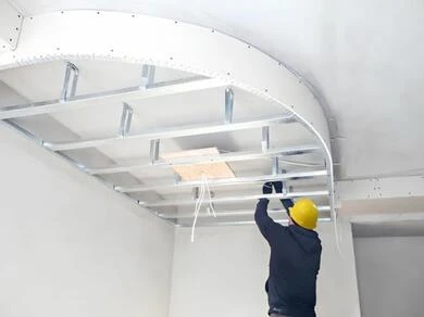 Montáž kovového rámu pro sádrokartonový strop.