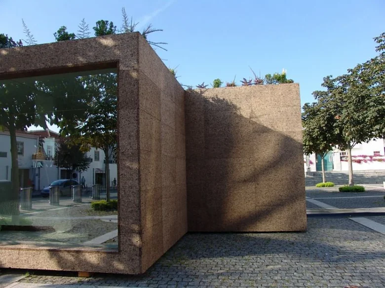 Moderní stavba z korku jako izolační stavební materiál.