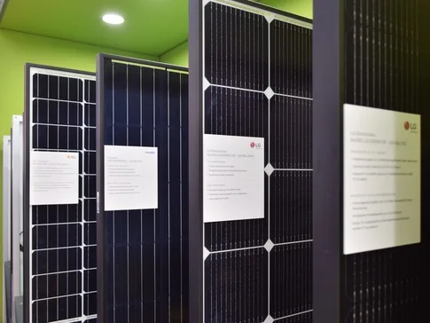 Výstava fotovoltaických panelů s technickými údaji od společnosti LG.