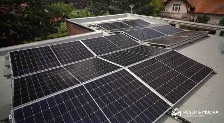 Fotovoltaické panely na střeše rodinného domu.