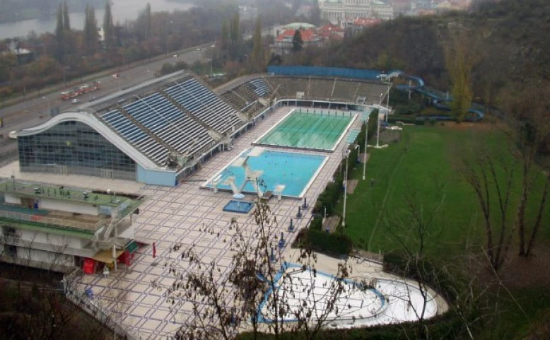 Venkovní plavecký komplex s bazény a vodními skluzavkami v Praze.