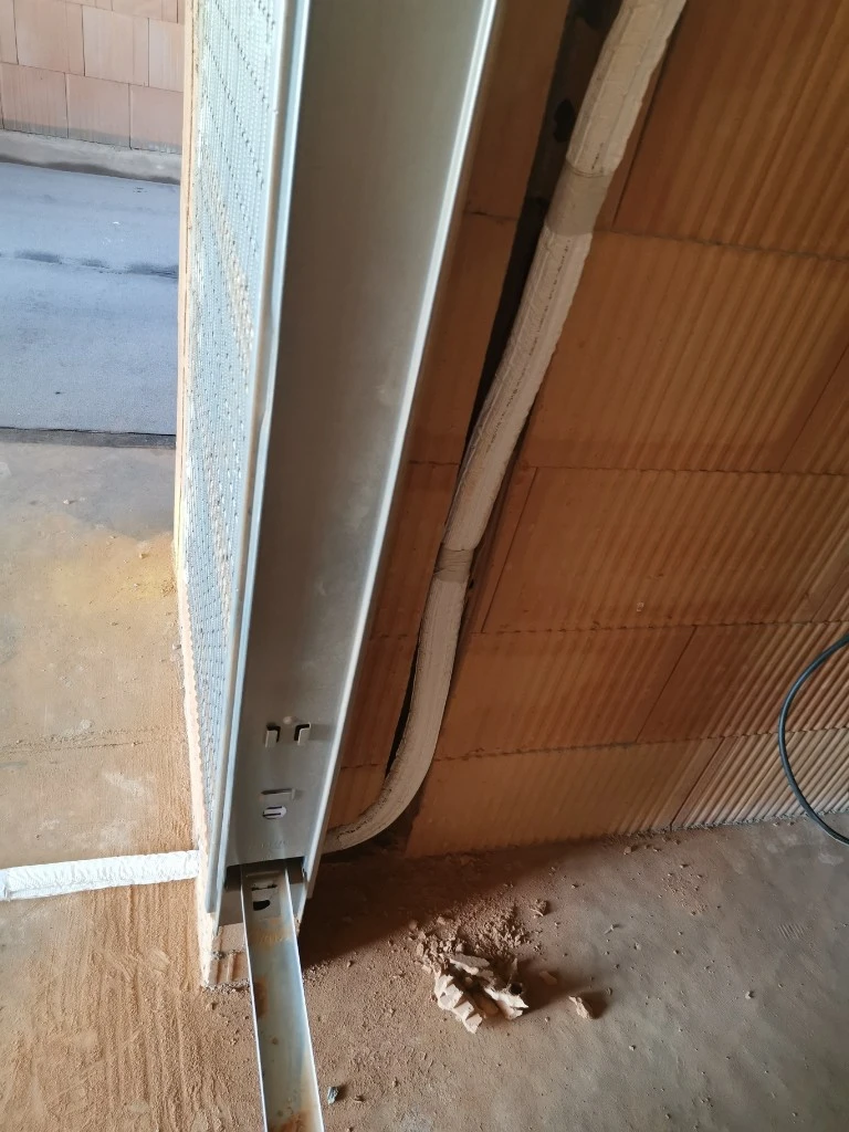 Detailní pohled na instalaci rozvodu klimatizace s izolací v domě.