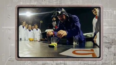Demonstrace elektrického zkratu v laboratoři s pozorovateli.