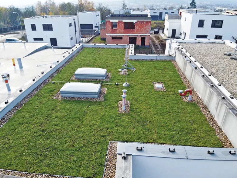 Zelená střecha s technickým vybavením na novostavbě.
