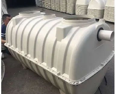 Bílá plastová septikova nádrž s přípojkami pro instalaci.