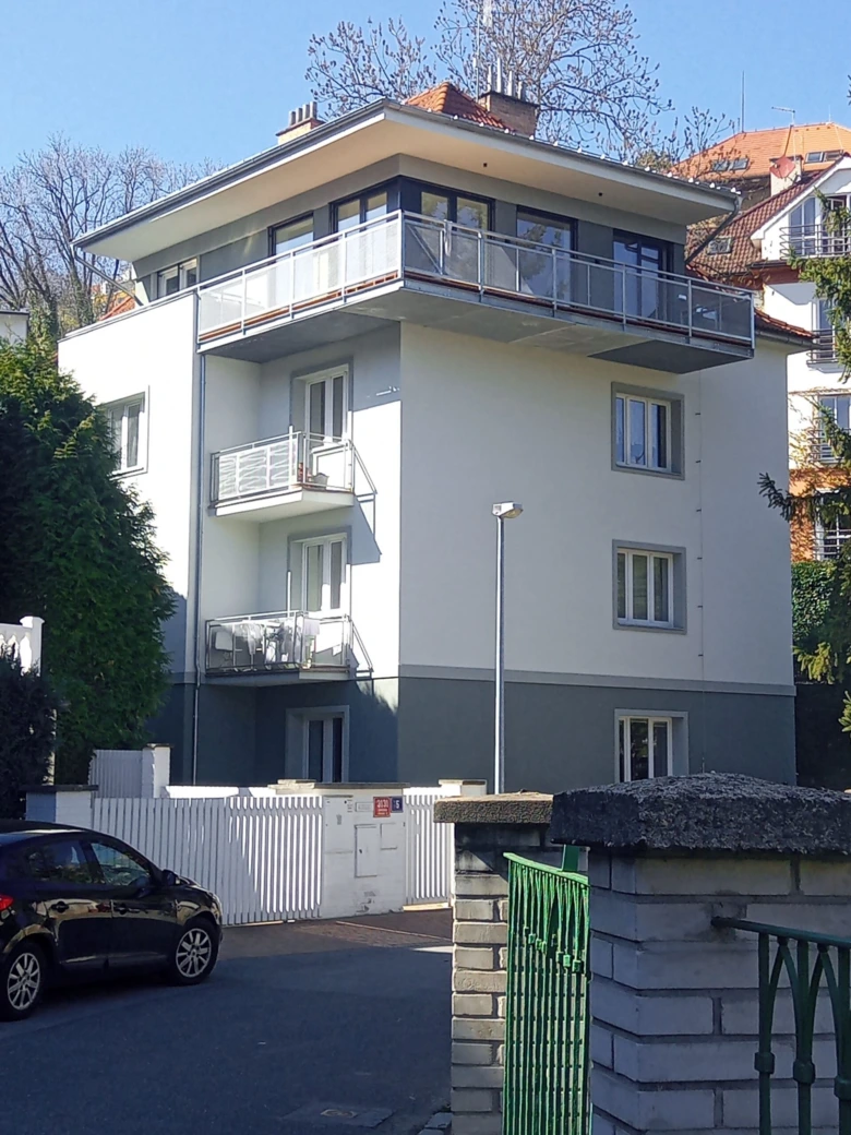 Modernizovaný bytový dům s balkony po revitalizaci.